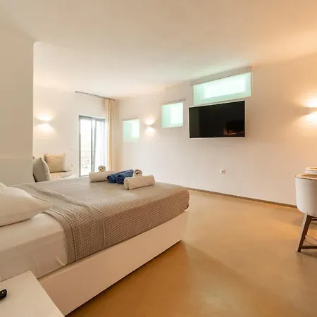 Iakinthos By Mykonian Kazarte カラファティス