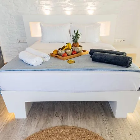 Iakinthos By Mykonian Kazarte كالافاتيس