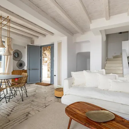 Iakinthos By Mykonian Kazarte كالافاتيس