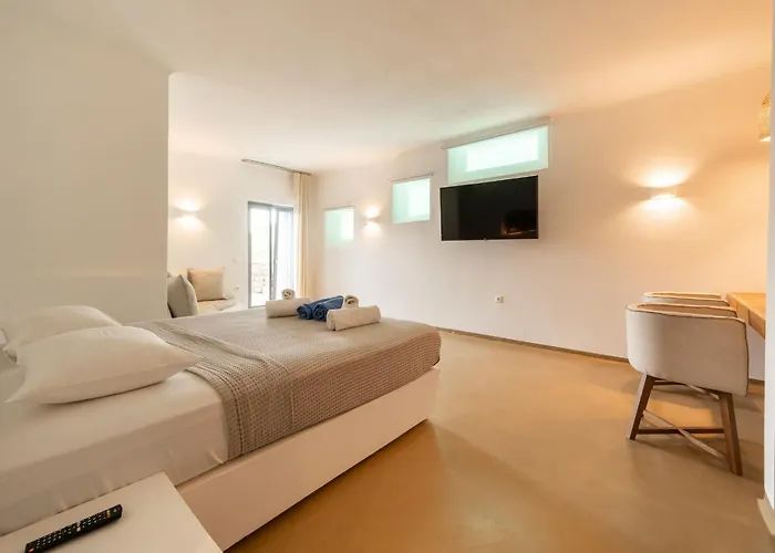 Iakinthos By Mykonian Kazarte Καλαφάτη